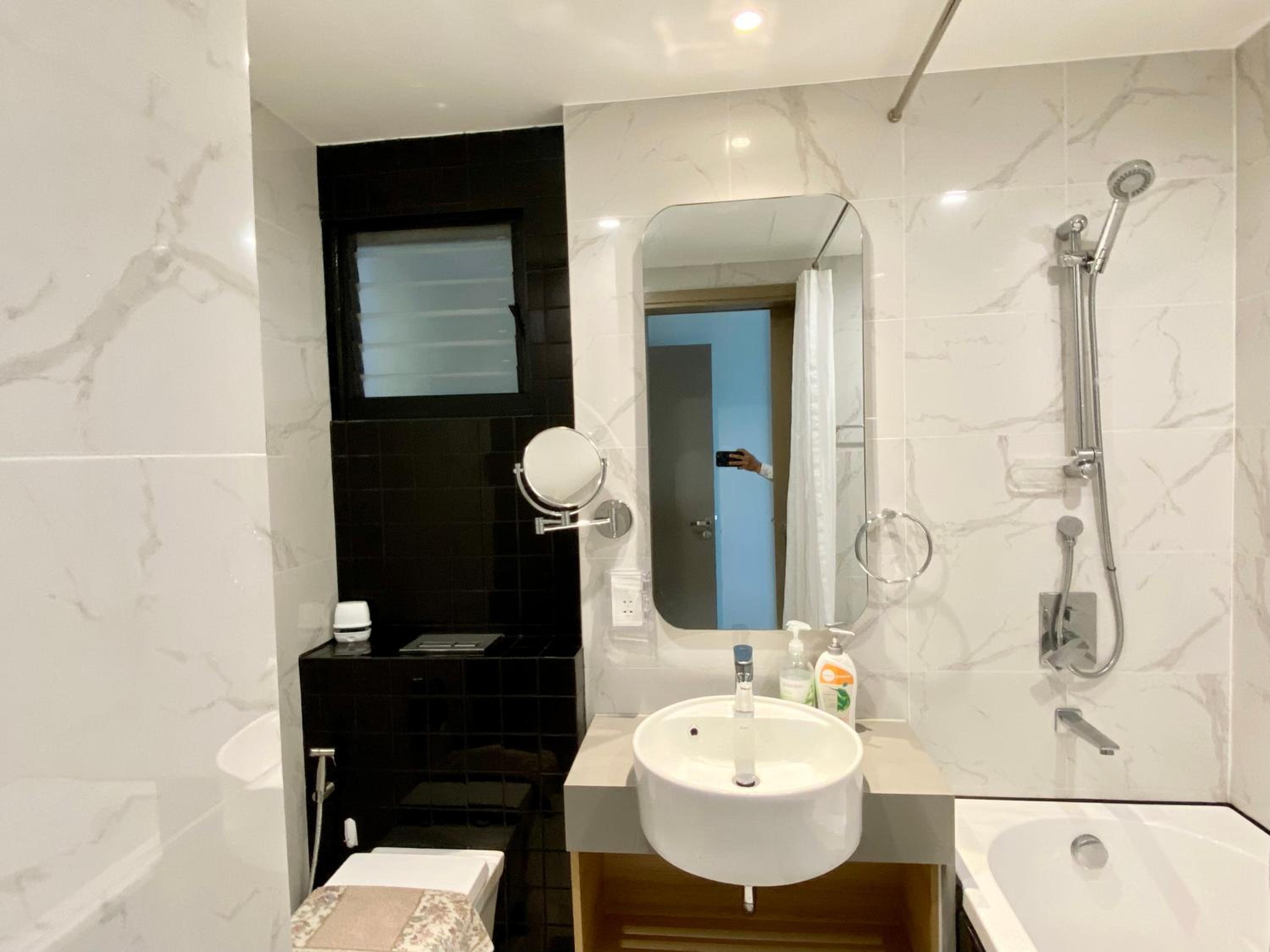 YuStay Superior Luxury Condotel Central District 1