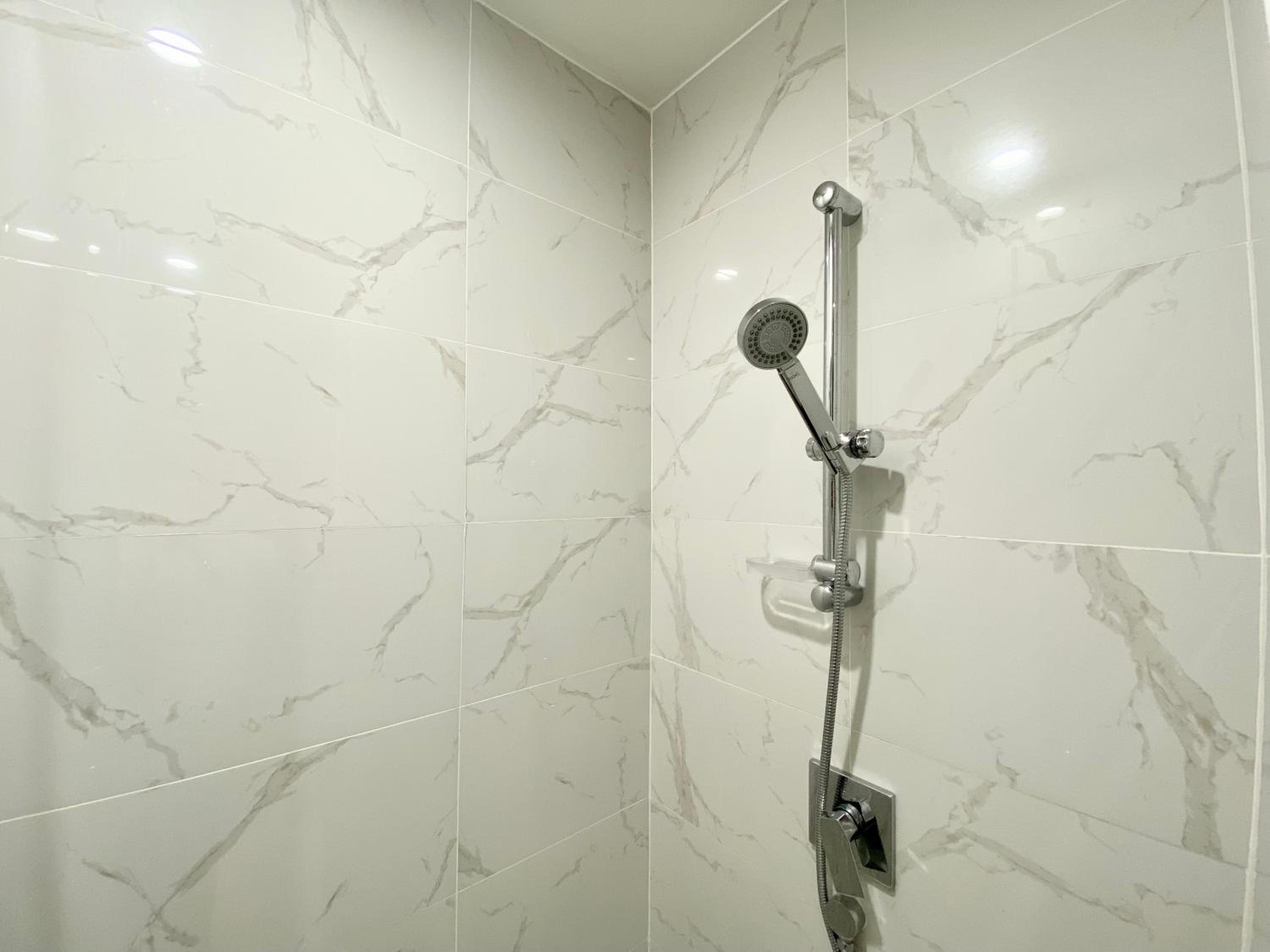 YuStay Superior Luxury Condotel Central District 1
