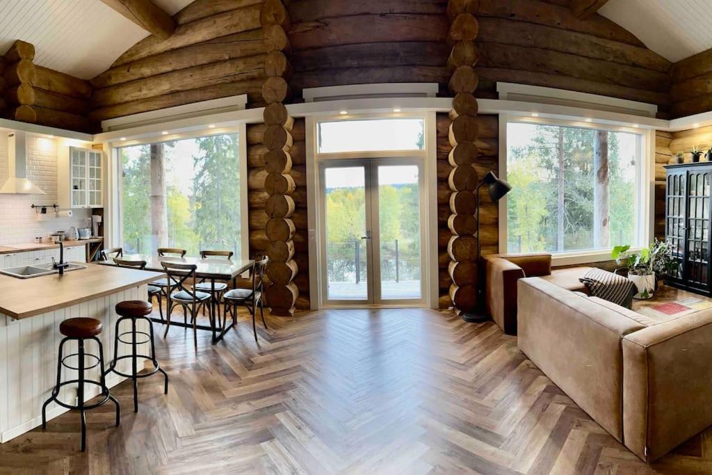 Luxury Log Villa by Invisible Forest Lodge