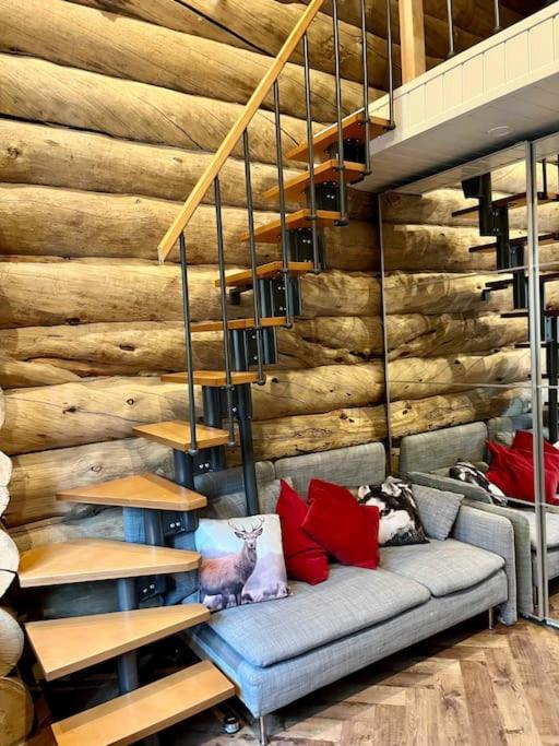 Luxury Log Villa by Invisible Forest Lodge