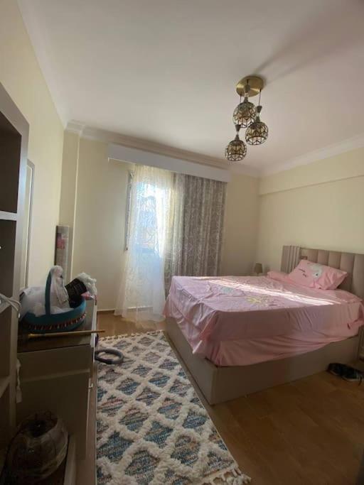A gorgeous furnished 3 BDs apt view 5