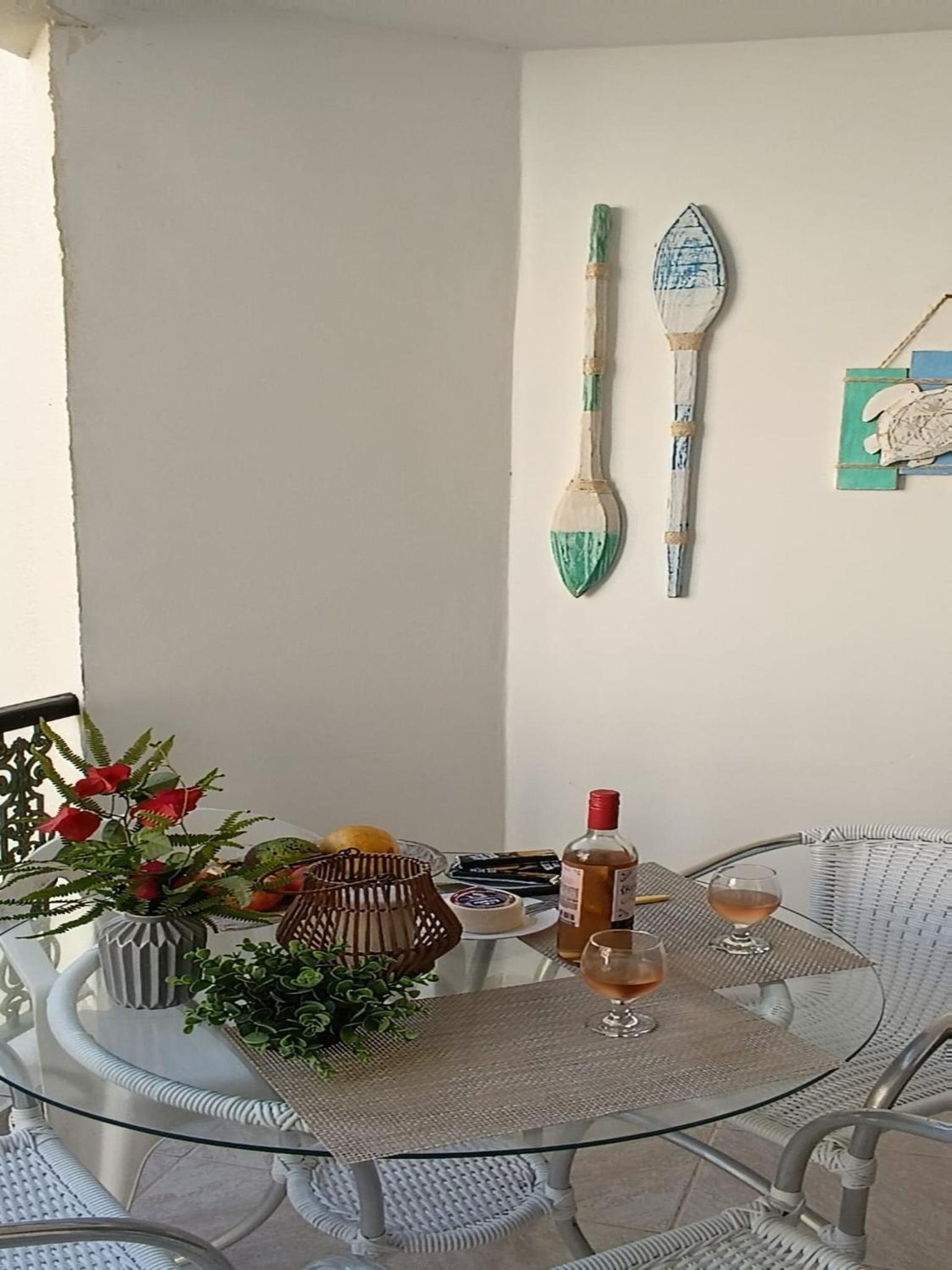 Hotel Toninhas - Condomínio Wembley Tênis F201 - Image 1