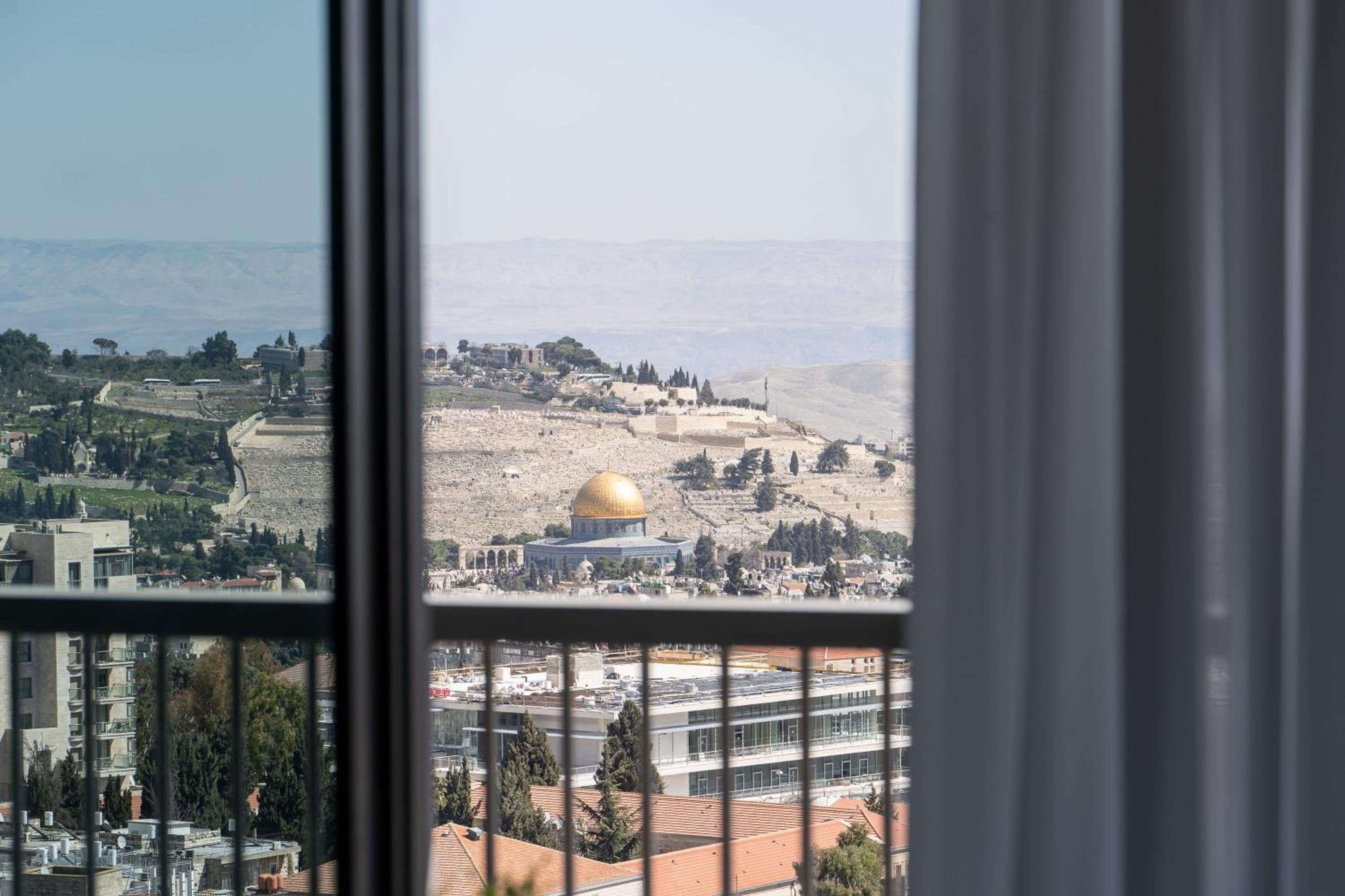 Enchanting 1Bdr Hideaway with Mesmerizing Views of the Old Cityscape view 3