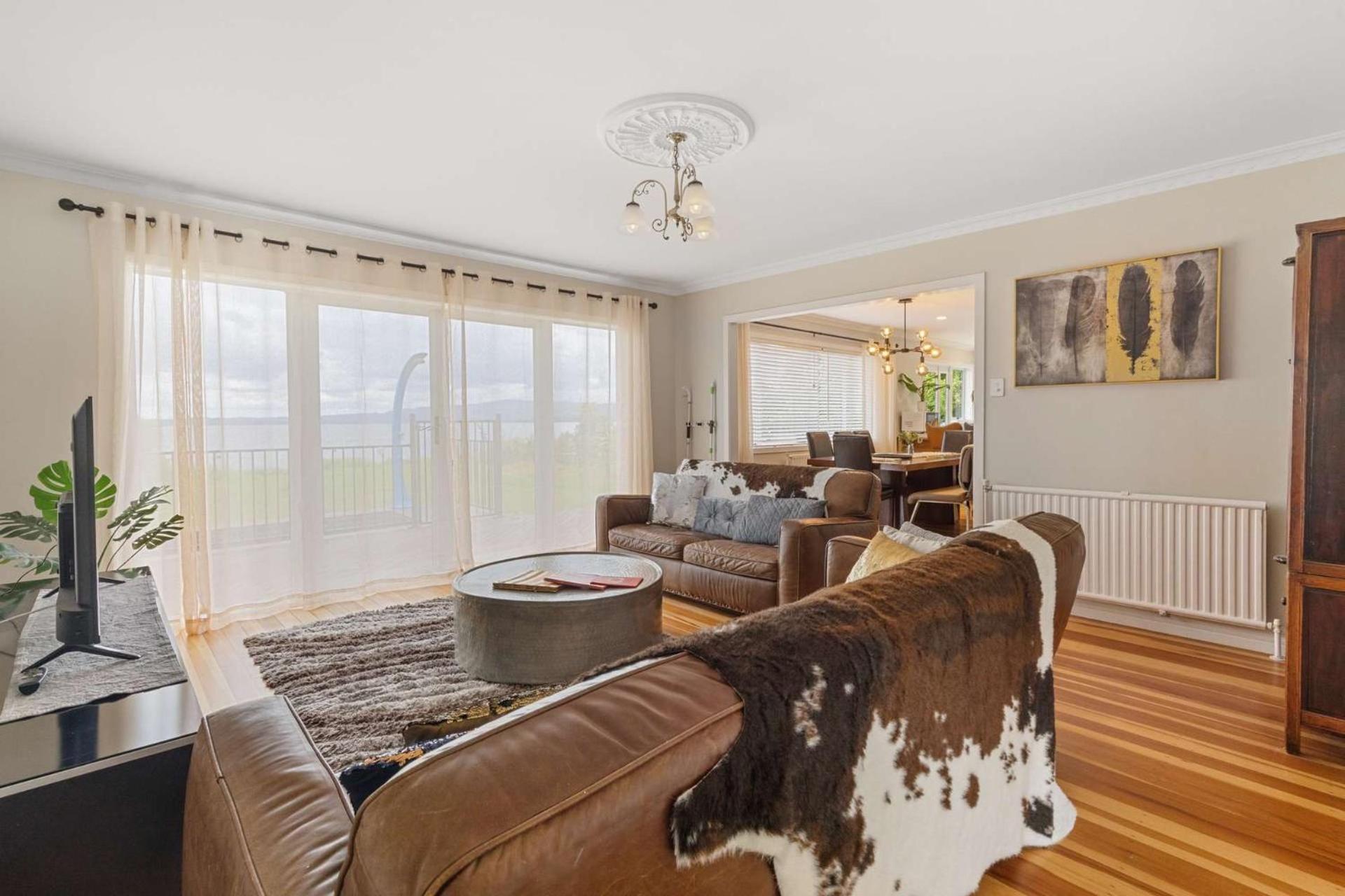 Lakefront Getaway in Rotorua view 3