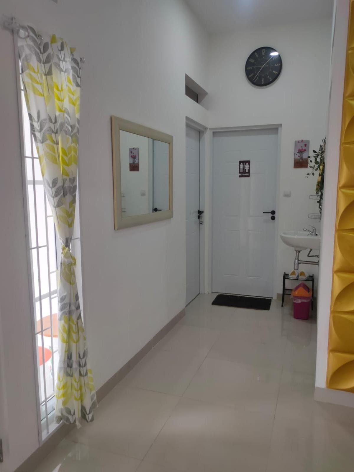 Nel's House Villa Jacuzzi Sukabumi view 4