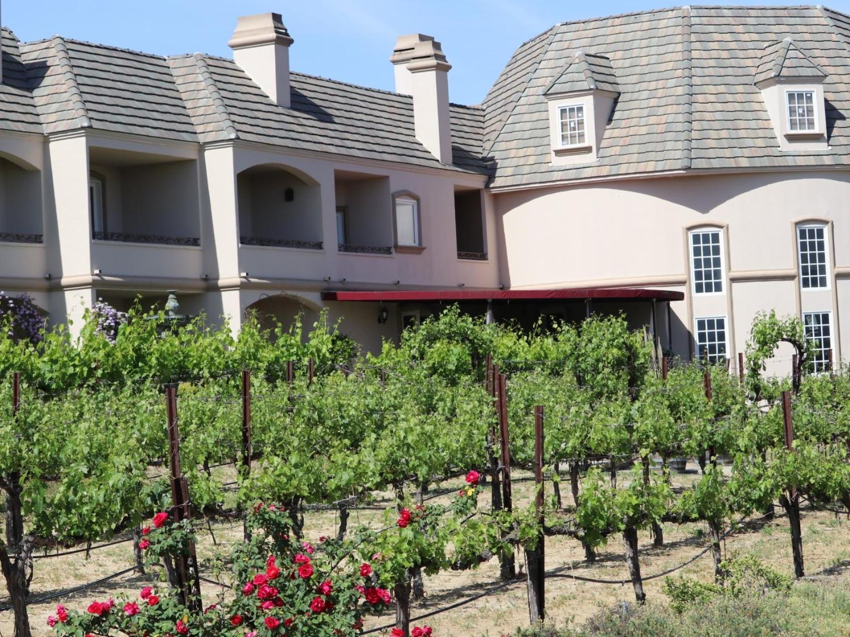 Hotel Churon Inn Winery - Image 1