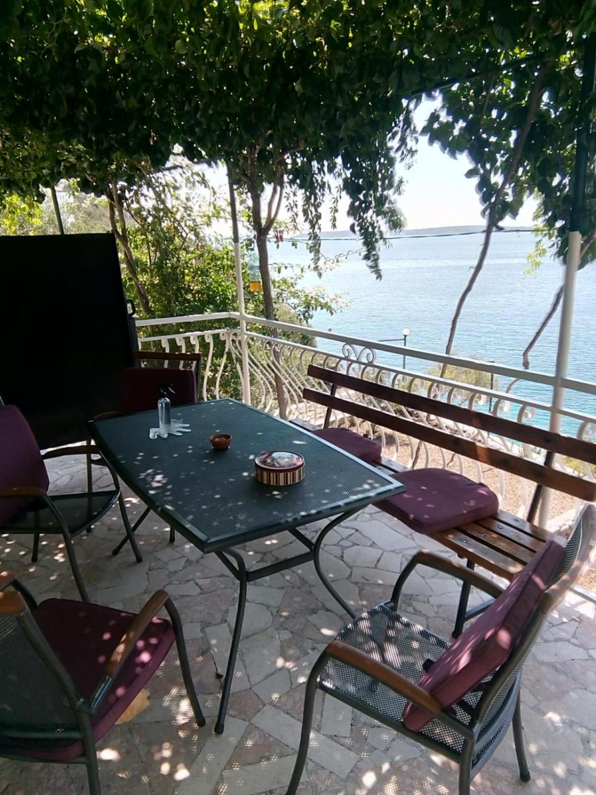 Beachfront apartments Ljubljeva