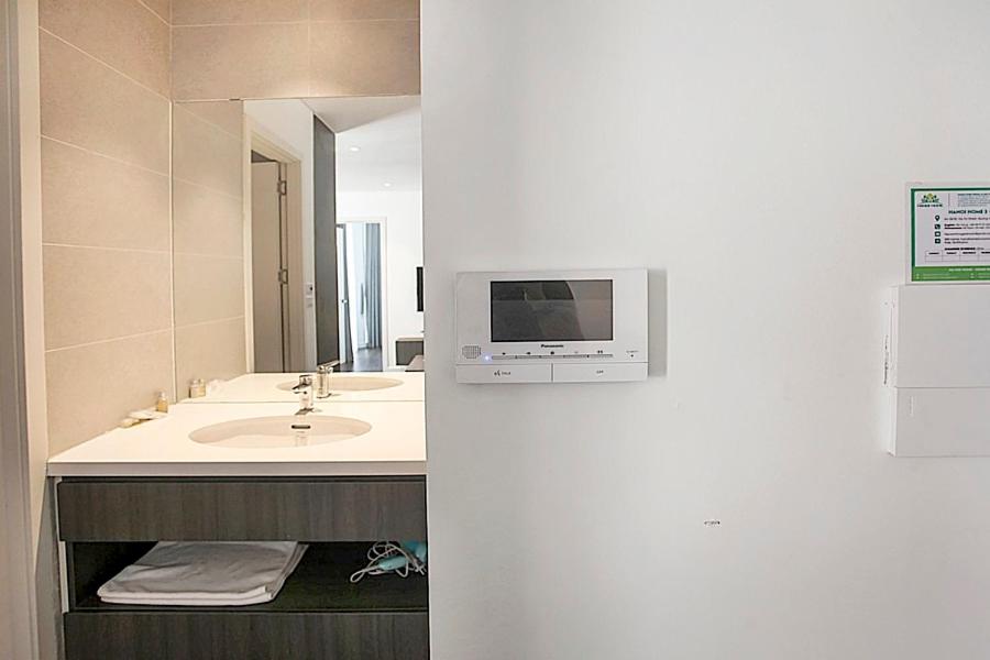 Hanoi Home 3 - Luxury Apartment in Tay Ho street