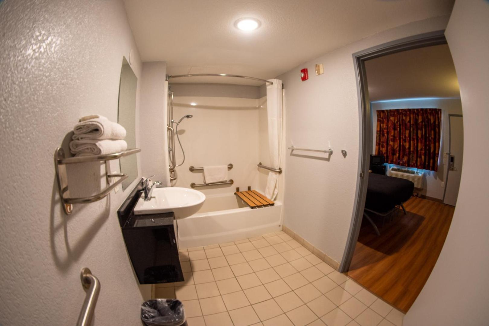 Anderson Vacations - Anderson Inn, Anderson, Indiana - Property Image 3