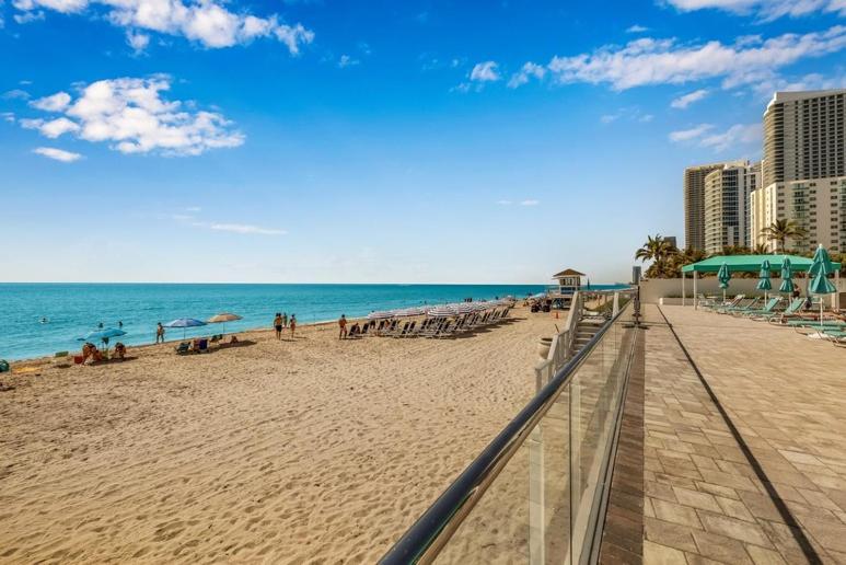 Penthouse Beach Front 1st line, 2 BR, 2 BA, New Decoration & Furnitures, unobstructed view of the beautiful Atlantic, free parking view 4