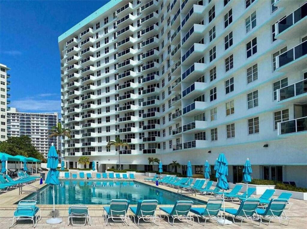 Penthouse Beach Front 1st line, 2 BR, 2 BA, New Decoration & Furnitures, unobstructed view of the beautiful Atlantic, free parking view 5