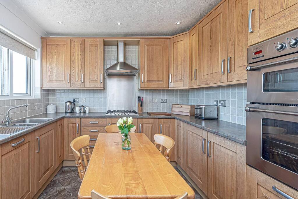 Glasfryn Rhoscolyn Relaxing family friendly home close to the beach view 3