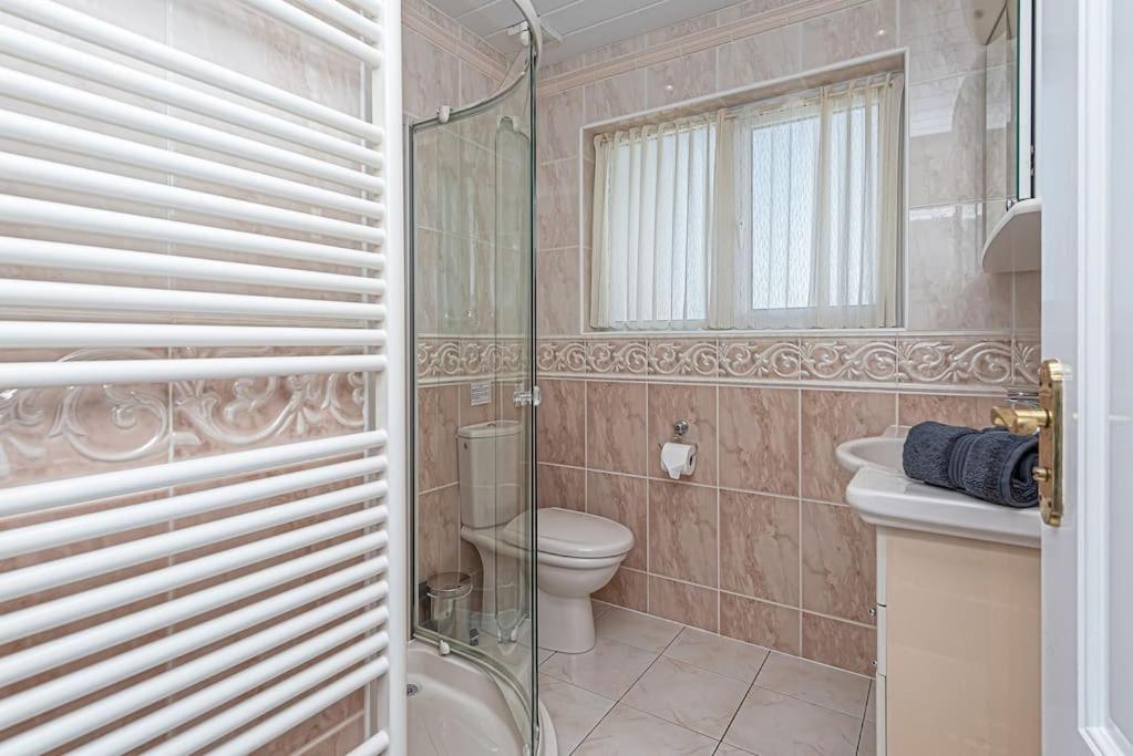 Glasfryn Rhoscolyn Relaxing family friendly home close to the beach view 4