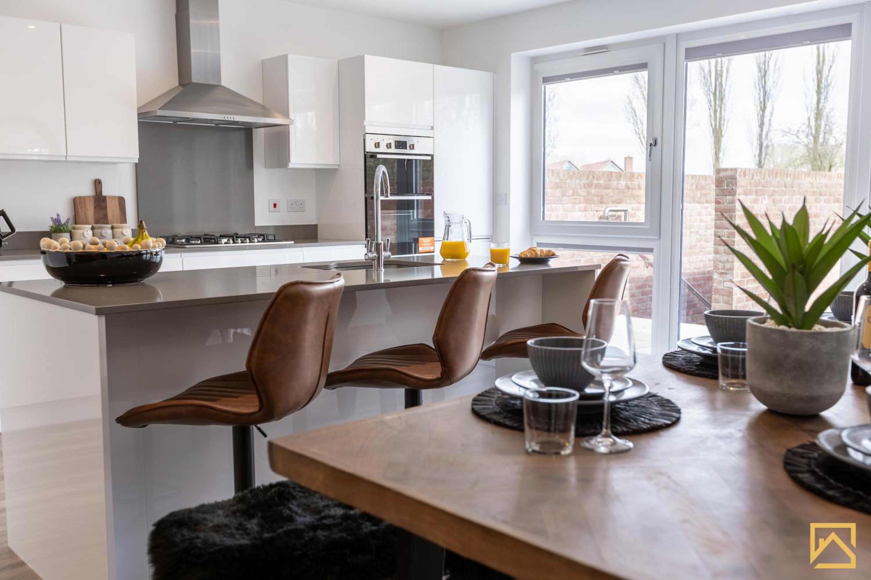 Outstanding 5 Bedroom Townhouse, Canal Views By Valore Property Services view 2