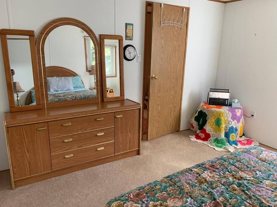 4 Seasons Lakeview Cottage w/ Private Boating Dock