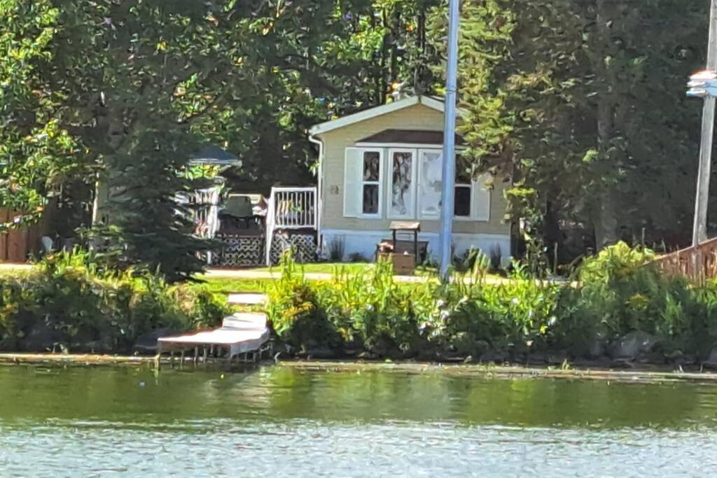 4 Seasons Lakeview Cottage w/ Private Boating Dock
