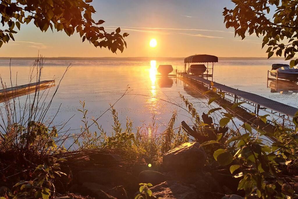 4 Seasons Lakeview Cottage w/ Private Boating Dock