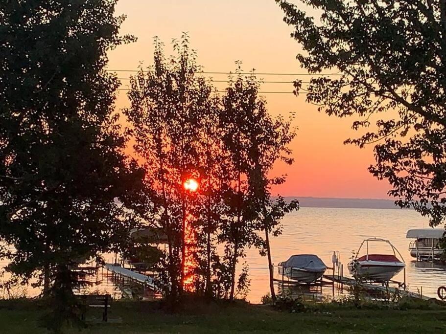 4 Seasons Lakeview Cottage w/ Private Boating Dock