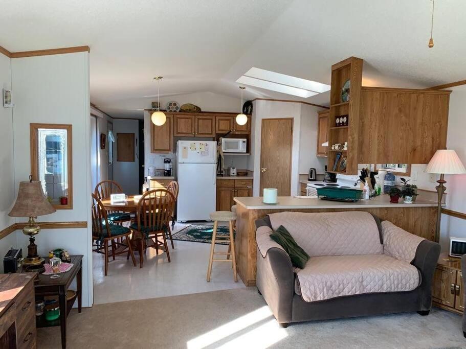 4 Seasons Lakeview Cottage w/ Private Boating Dock
