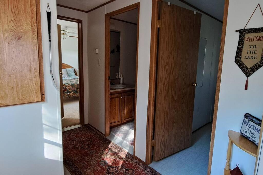 4 Seasons Lakeview Cottage w/ Private Boating Dock