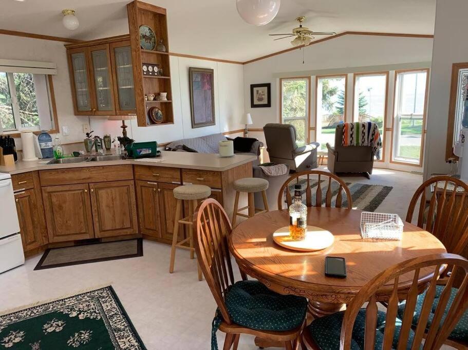 4 Seasons Lakeview Cottage w/ Private Boating Dock