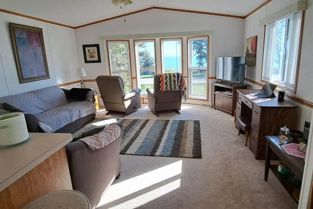 4 Seasons Lakeview Cottage w/ Private Boating Dock