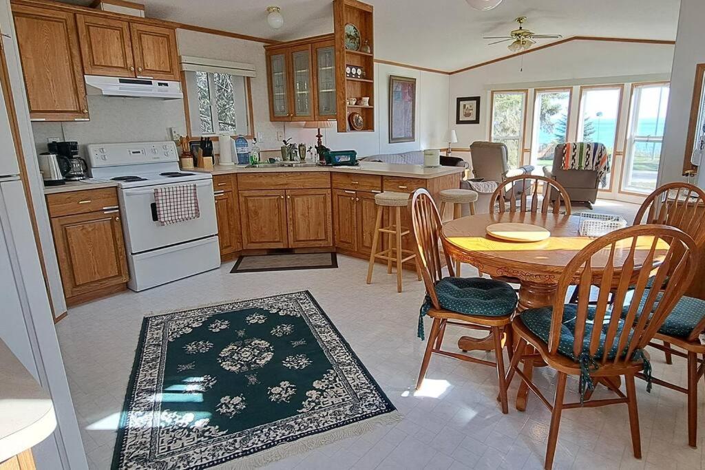 4 Seasons Lakeview Cottage w/ Private Boating Dock