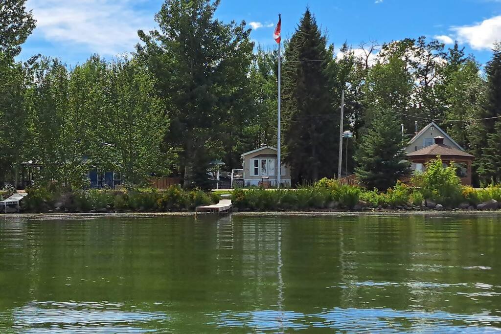 4 Seasons Lakeview Cottage w/ Private Boating Dock