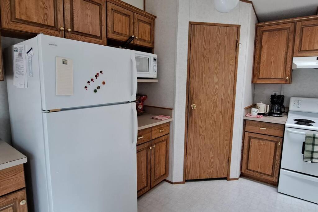 4 Seasons Lakeview Cottage w/ Private Boating Dock