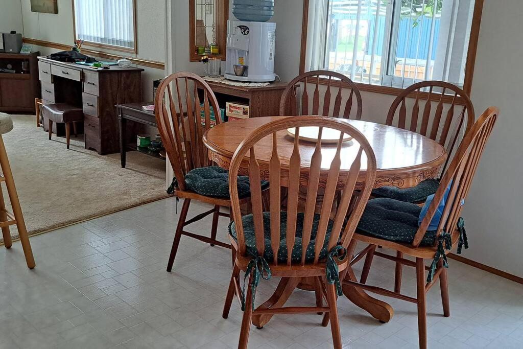 4 Seasons Lakeview Cottage w/ Private Boating Dock
