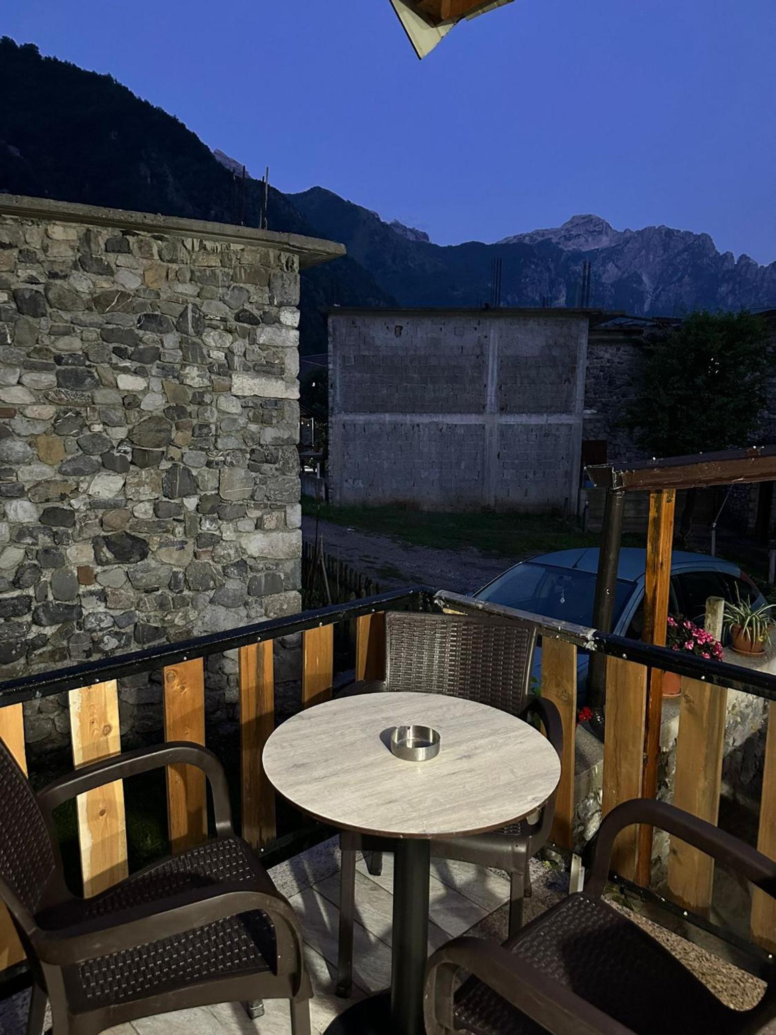 Guest House Shtëpiza Theth