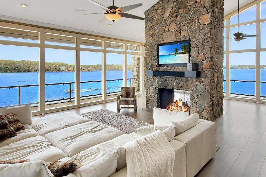 Iconic Glass Mansion - Huge Views - Best Location view 3