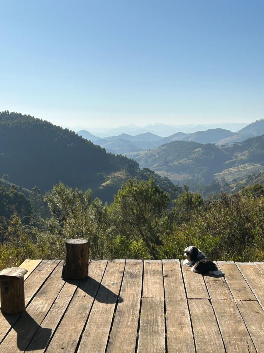 Casa ecológica na montanha com vista para o vale