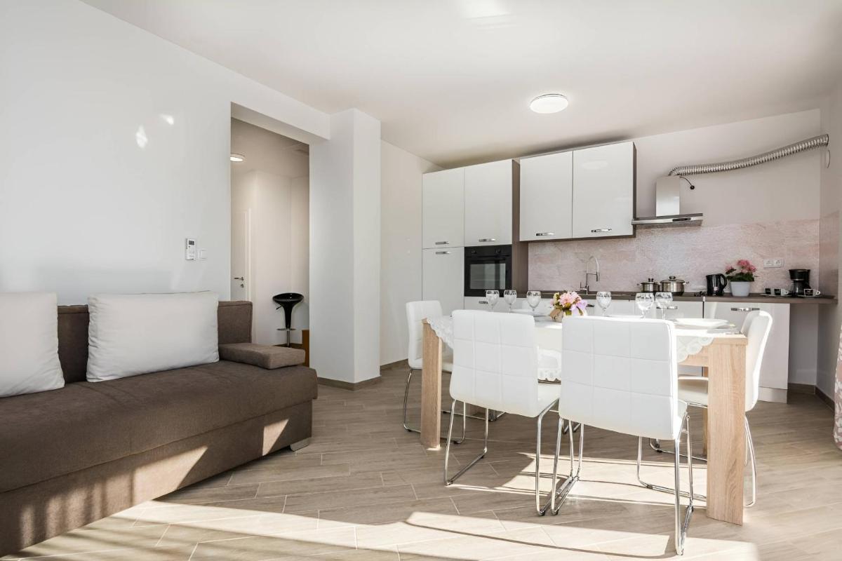 Spacious apartments with pool, Pakoštane view 3