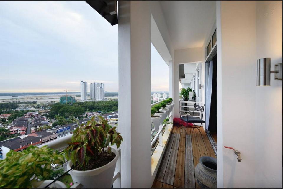 Lavish Retreat: Stylish & Scenic Penthouse