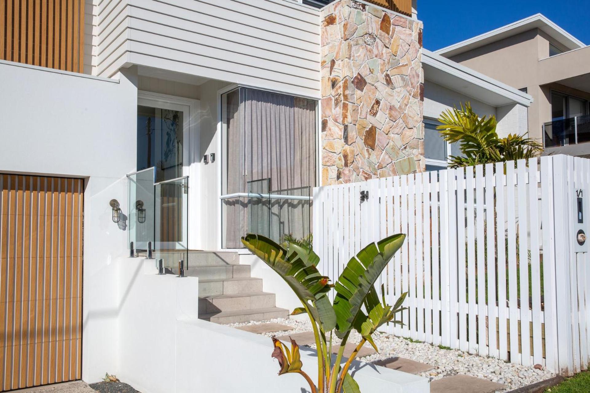 LegaSea Lodge - Pet Friendly Beachfront with Plunge Pool
