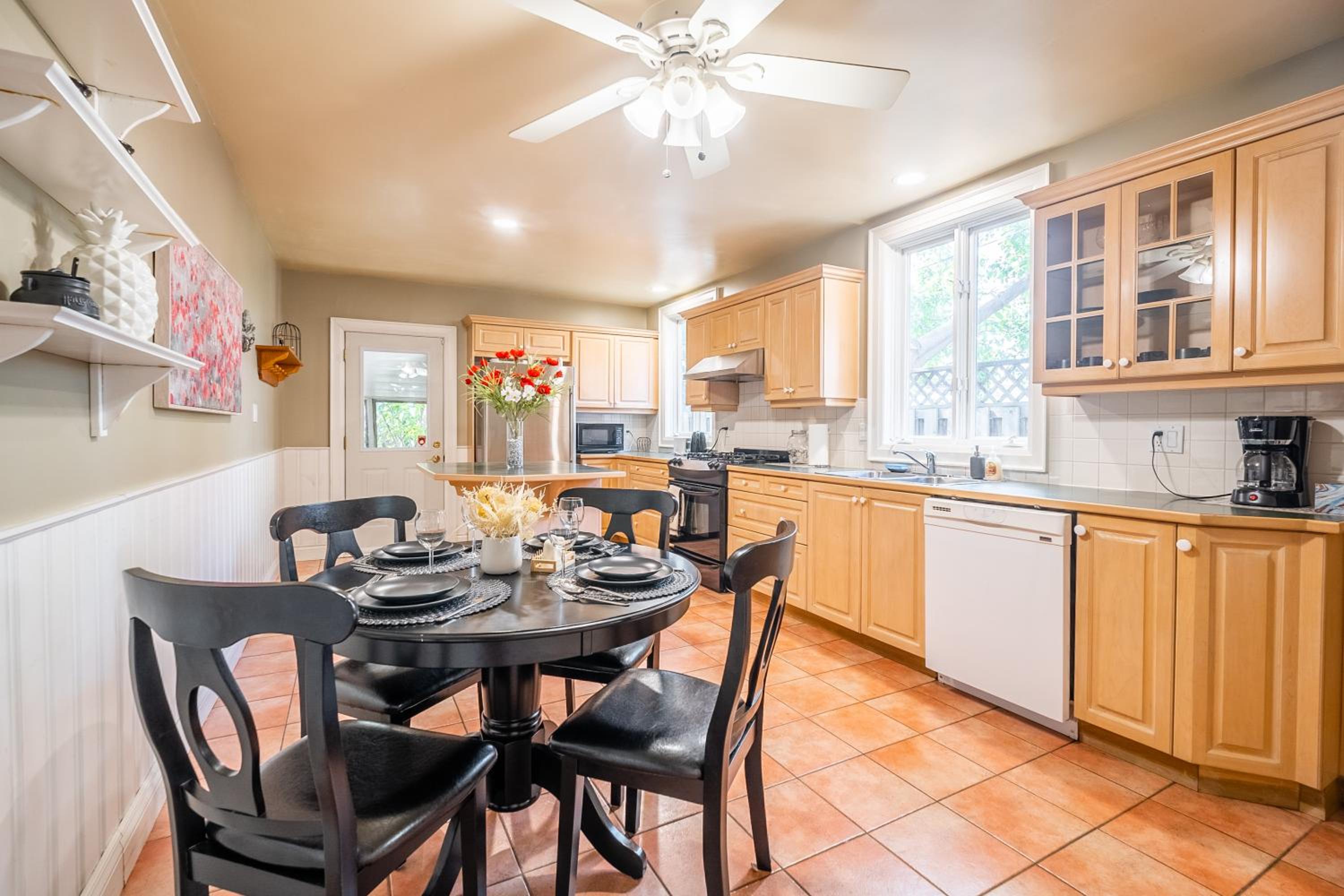 Cozy 5 Bedroom House in Downtown Toronto by GLOBALSTAY photo 2