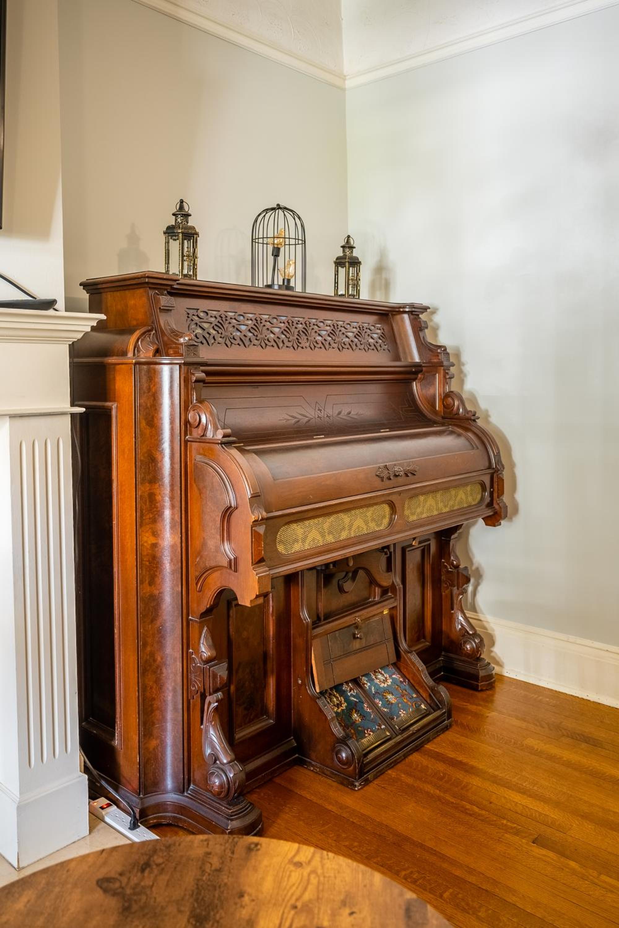 Cozy 5 Bedroom House in Downtown Toronto by GLOBALSTAY