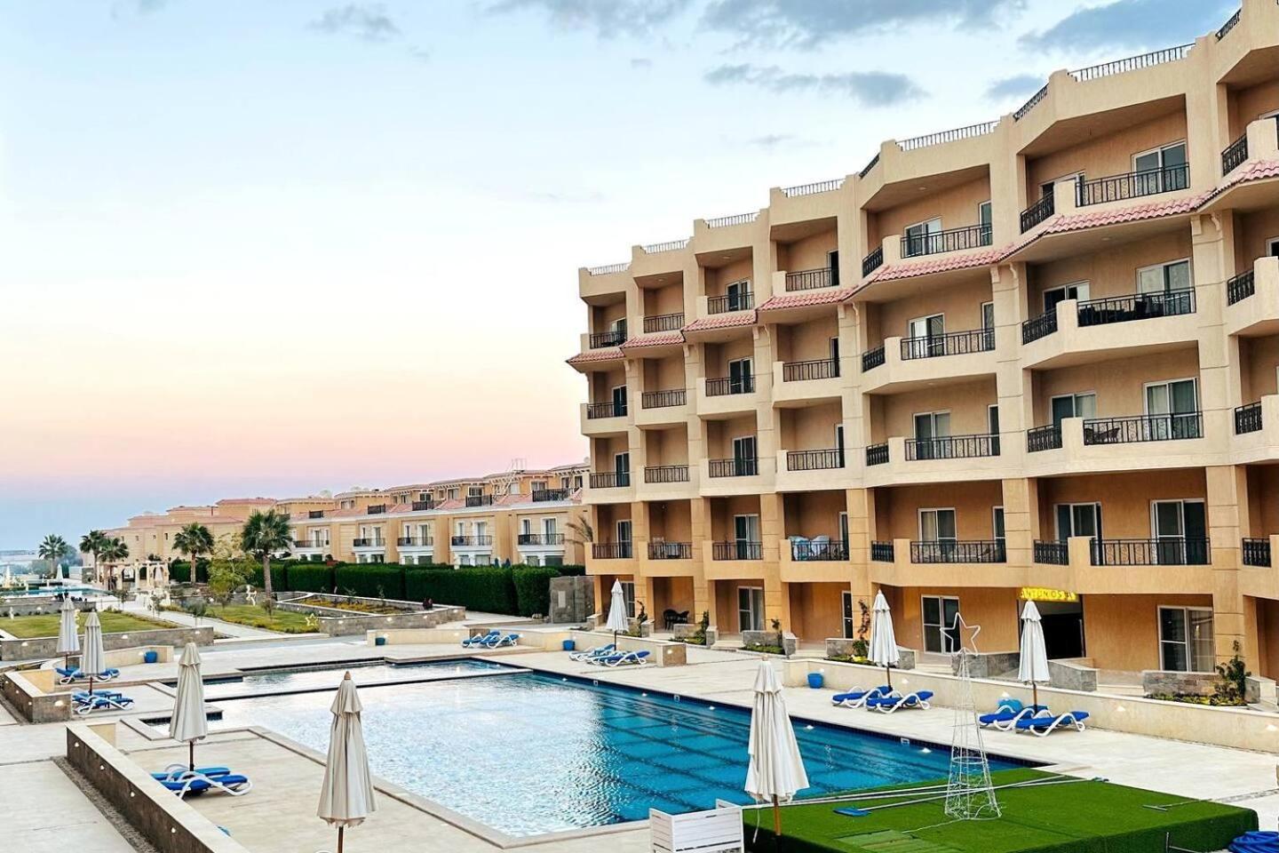 2 Bed Flat - Sleeps 6 - Pool - Parking - Wifi view 5