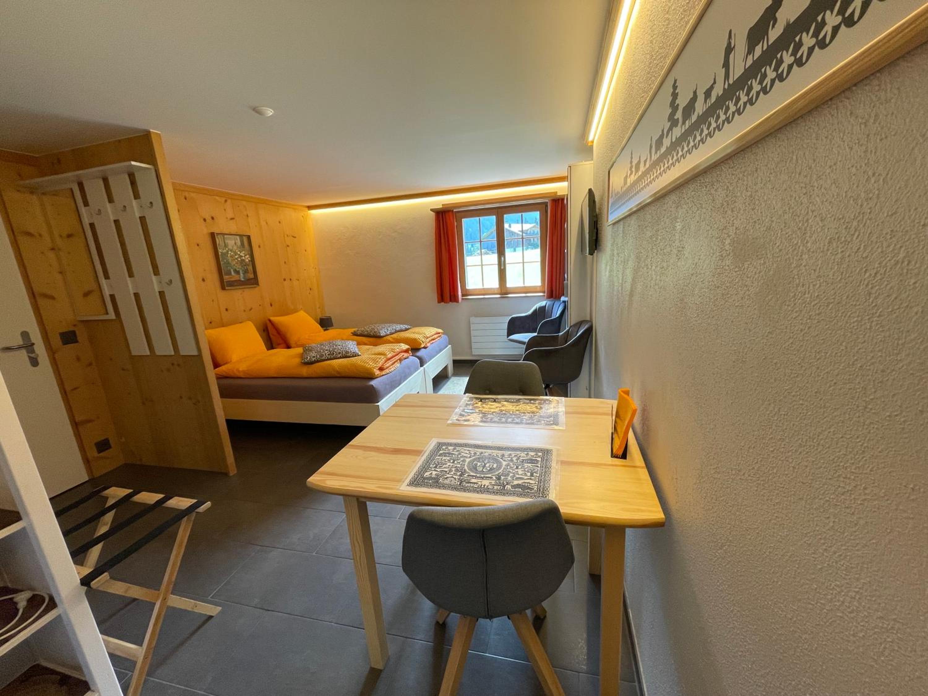 Alpenchalet Weidhaus Gstaad - Dachwohnung - Studio - Stockbettzimmer