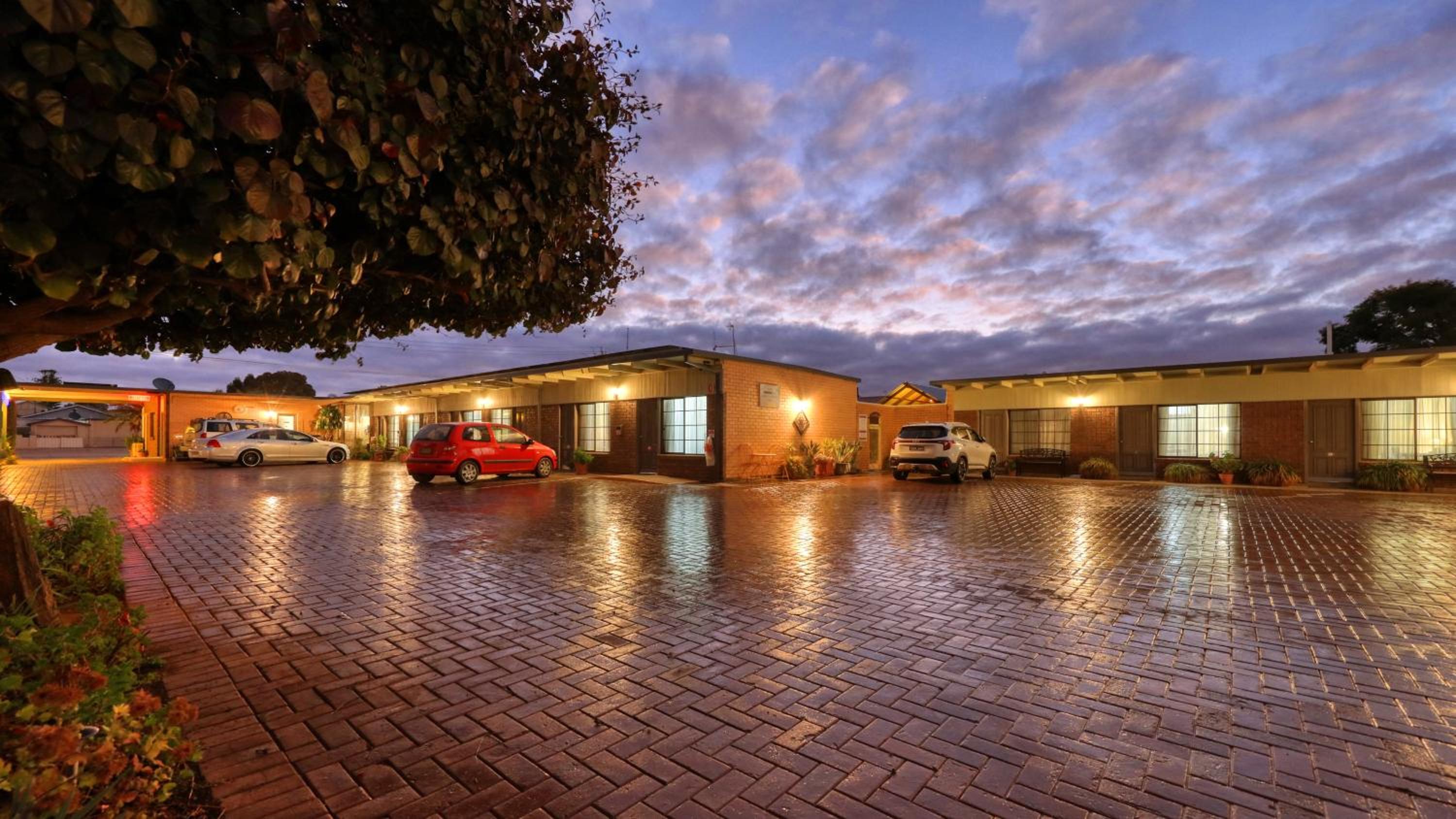 Oasis Motor Inn view 3