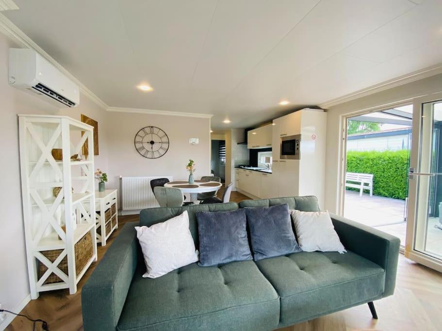 Ferienhaus LuxChalet VAJU IJsselView direkt am Fluss See Pool Park view 3