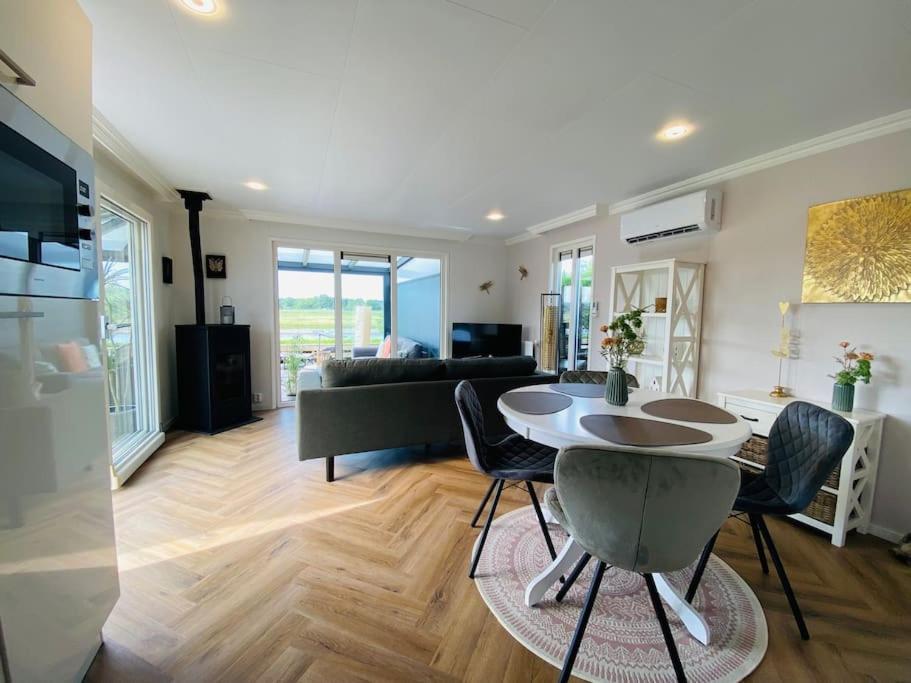 Ferienhaus LuxChalet VAJU IJsselView direkt am Fluss See Pool Park view 5