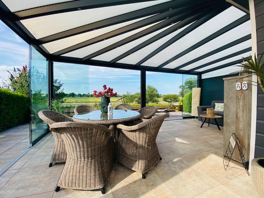 Ferienhaus LuxChalet VAJU IJsselView direkt am Fluss See Pool Park view 2