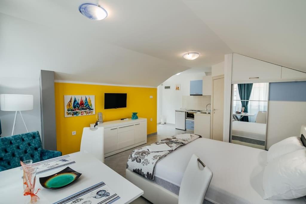 Charmy Studio Lux view 2
