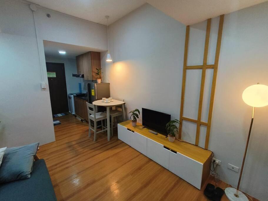 ZSL Elegant Condo LOOP 1 Bedroom Tower 1 view 3