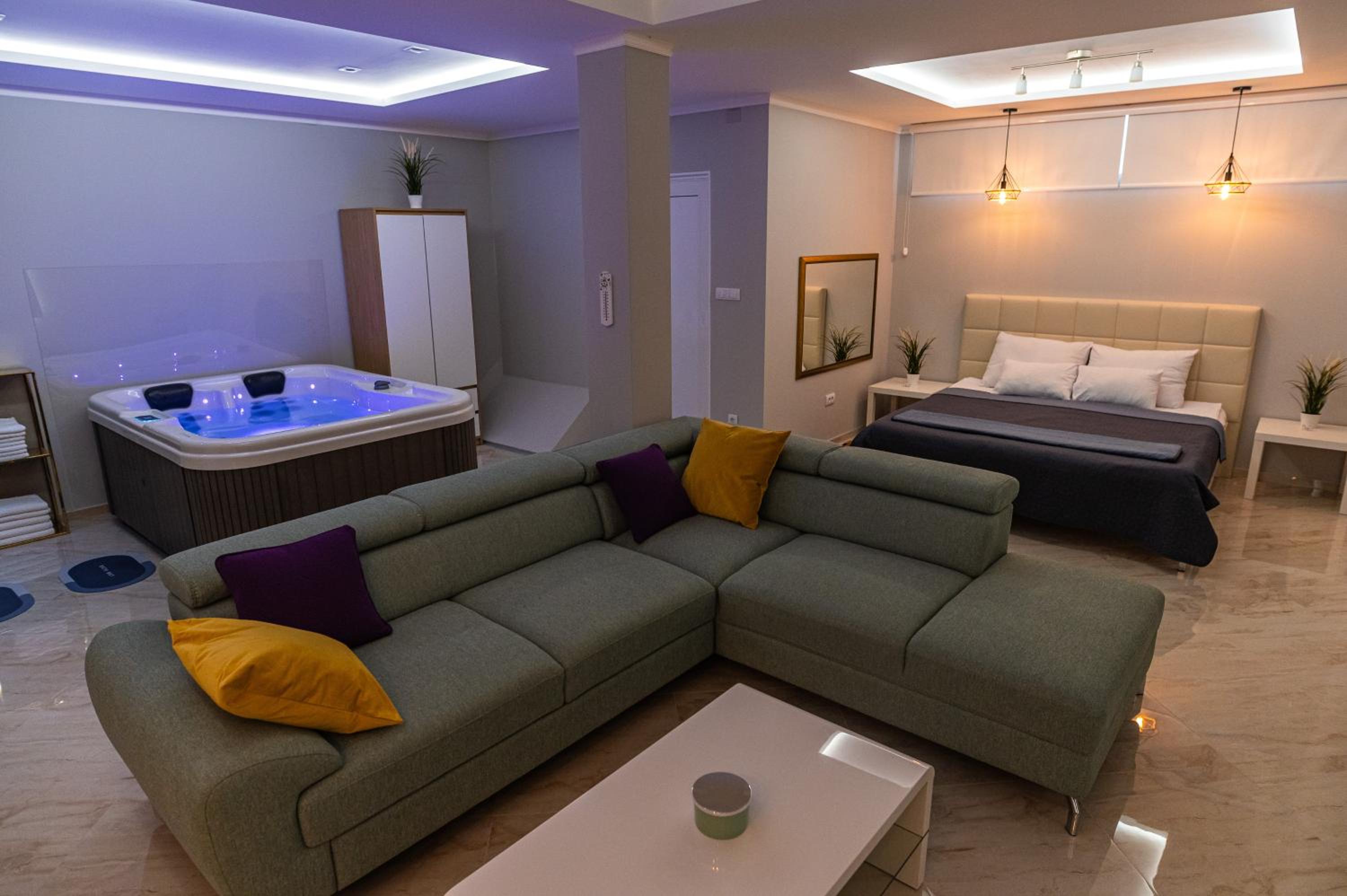 Level 2 Spa Apartman view 3