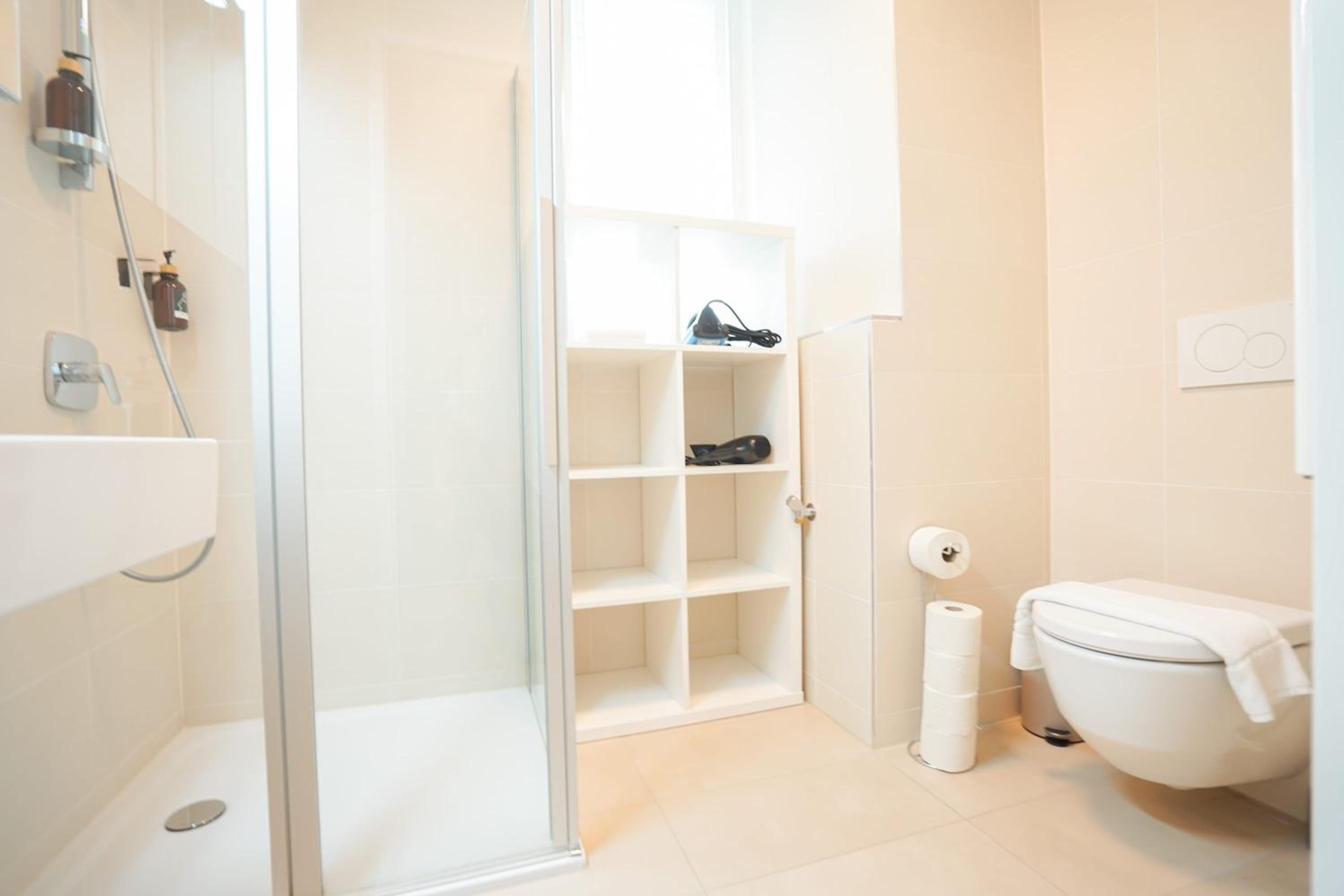 Suite in High-rise on the Danube
