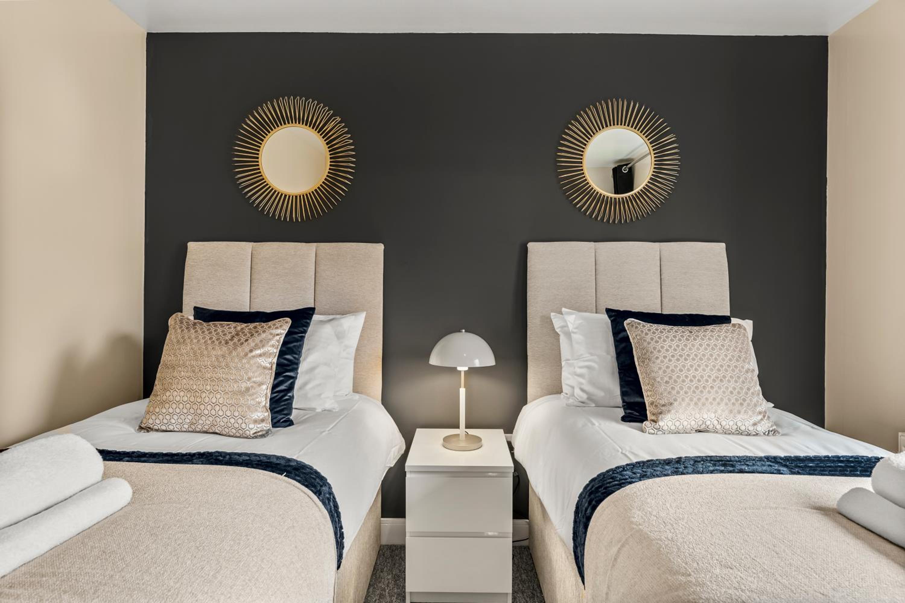 Sleek and Stylish 2 Bed with Garden and Parking view 3