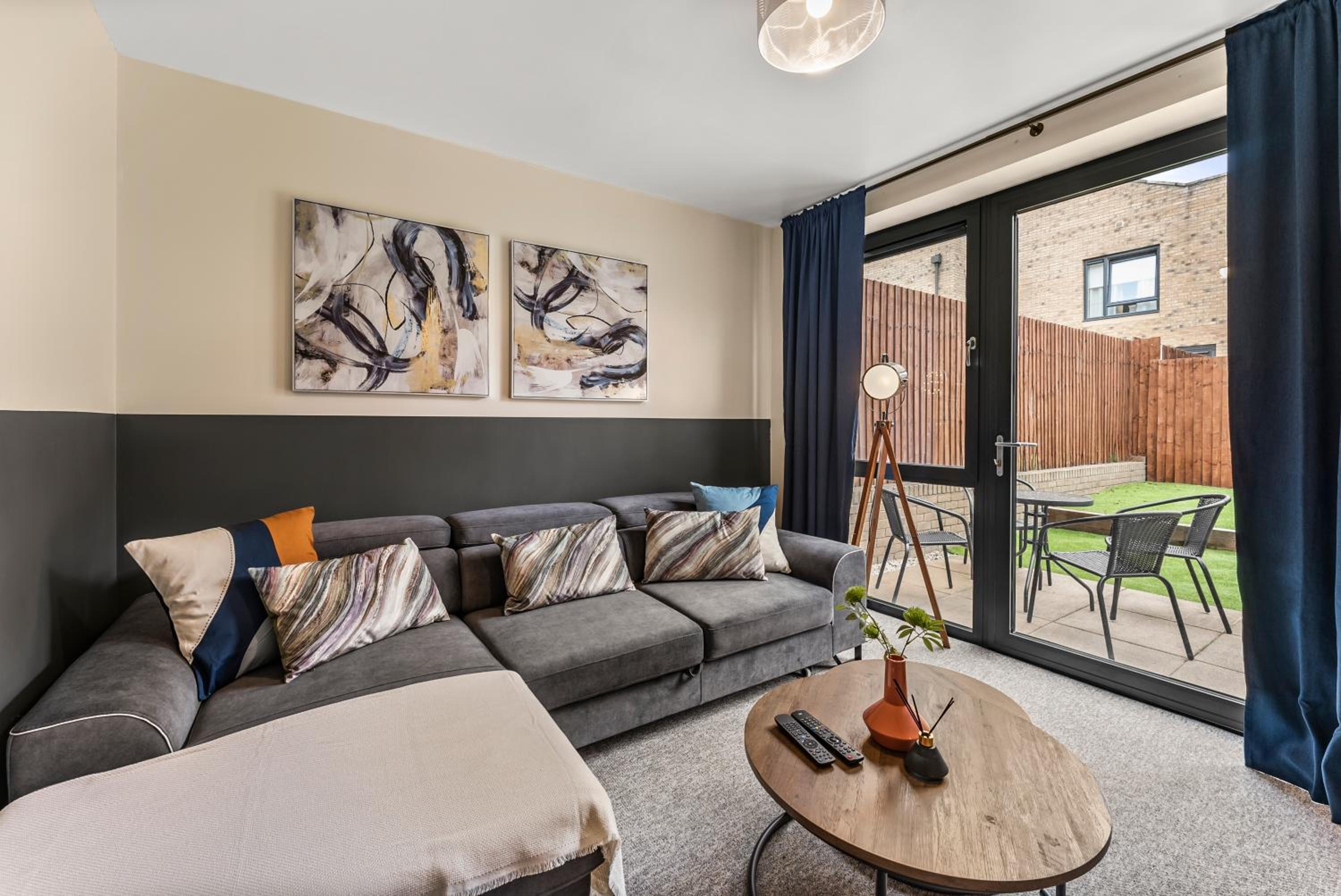 Sleek and Stylish 2 Bed with Garden and Parking view 2